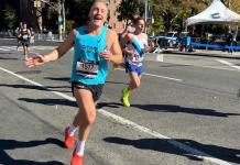 Американець пробіг марафон у кроксах за 2:51, зі світовим рекордом для цього взуття